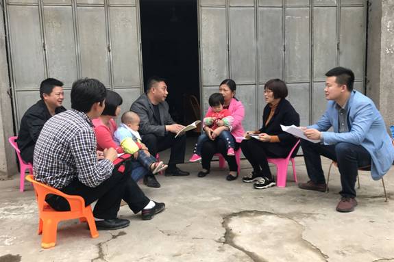 村名家门口找线索