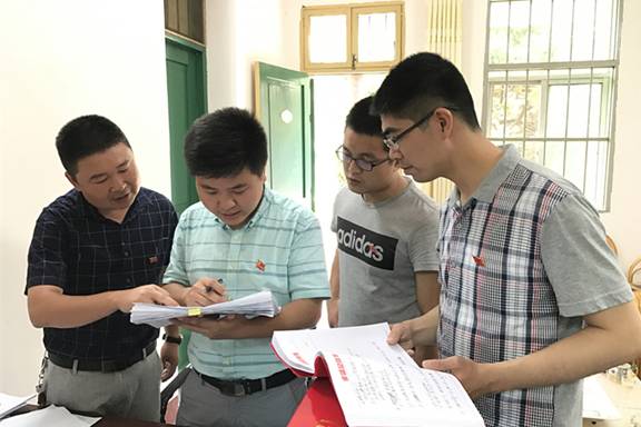 县纪委工作人员详细检查乡镇各季度扶贫工作完成情况_副本