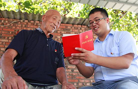 H:\周末报送~\周末区县\两学一做\【60岁党龄的老党员重新学习党章】四川省简阳市采取“送学上门”的方式，为贫困村老党员送党徽、送党章，“一对一”宣传习近平总书记系列重要讲话精神，实实在在地唤醒党员意识。_副本.jpg