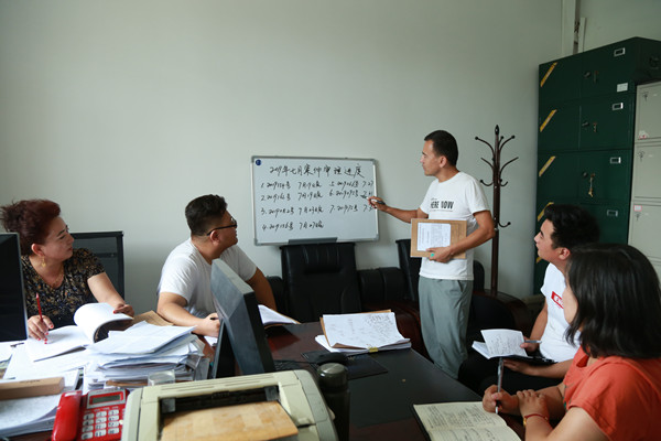 图2：新疆维吾尔自治区阿瓦提县纪委监委审理室每月初整理案件审理进度，每日利用开早会时间分析研究案情，跟踪推进，坚持案件审理“时限”与“质量”双抓 。