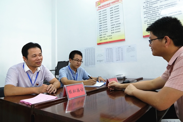 图为平和县纪委监委根据真实案例改编成模拟接访场景，通过“体验式”培训提升干部办信应访能力。（卢娜萍 拍摄）